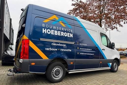 De bedrijfsbus van Bouwservice Hoebergen met logo en de tekst nieuwbouw, verbouw en renovatie