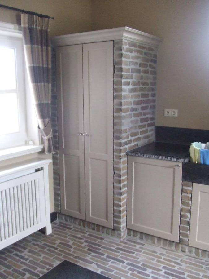 Bijkeuken met gemetselde wand en ingebouwde kasten